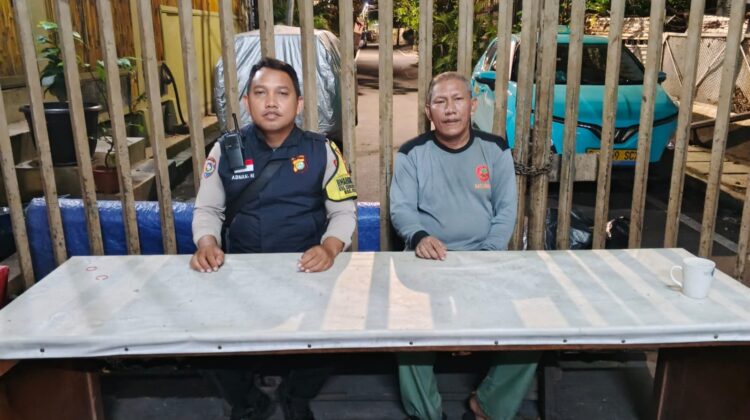 Bhabinkamtibmas Gunung Sahari Utara Sambang Dialogis di Pos Satkamling RW 05 Jelang Malam, Perkuat Keamanan Lingkungan