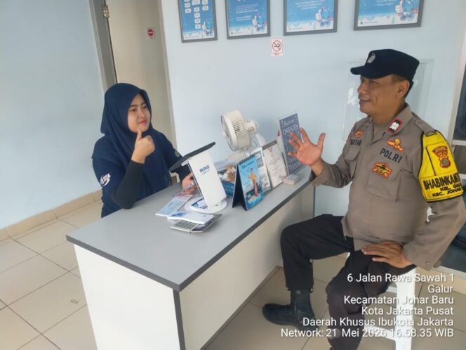
					Cooling System Sore Hari, Bhabinkamtibmas Galur Sambangi Pelaku Usaha dan Ajak Warga Waspada Kamtibmas
