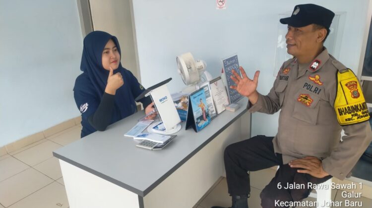 Cooling System Sore Hari, Bhabinkamtibmas Galur Sambangi Pelaku Usaha dan Ajak Warga Waspada Kamtibmas