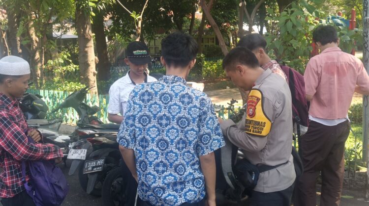 Humanis dan Dialogis, Bhabinkamtibmas Tanah Tinggi Periksa Tas Pelajar untuk Antisipasi Tawuran