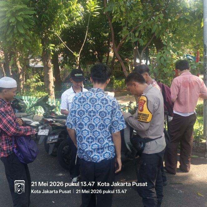 
					Humanis dan Dialogis, Bhabinkamtibmas Tanah Tinggi Periksa Tas Pelajar untuk Antisipasi Tawuran