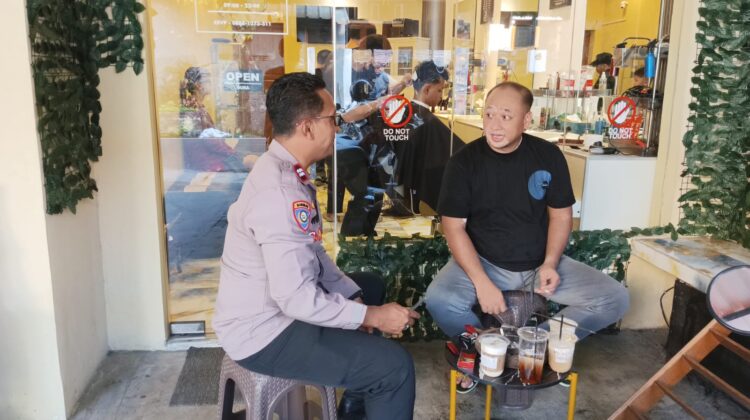 Sambangi Pelaku Usaha, Bhabinkamtibmas Kampung Rawa Perkuat Cooling System dan Kewaspadaan Kamtibmas