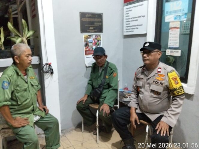 
					Malam Hari, Bhabinkamtibmas Johar Baru Sambangi Poskamling RW 06 dan Ingatkan Tamu Wajib Lapor