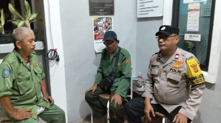 Malam Hari, Bhabinkamtibmas Johar Baru Sambangi Poskamling RW 06 dan Ingatkan Tamu Wajib Lapor