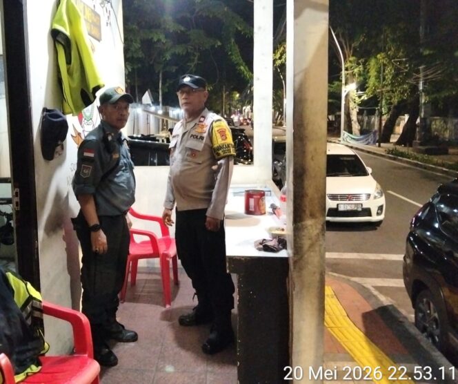 
					Nyala Poskamling Jaga Malam, Bhabinkamtibmas Johar Baru Ajak Warga Perketat Pengawasan Lingkungan
