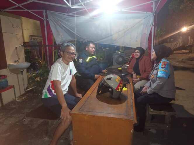 
					Kanit Binmas dan Bhabinkamtibmas Monitoring Pos Kamling RW 09 Petamburan