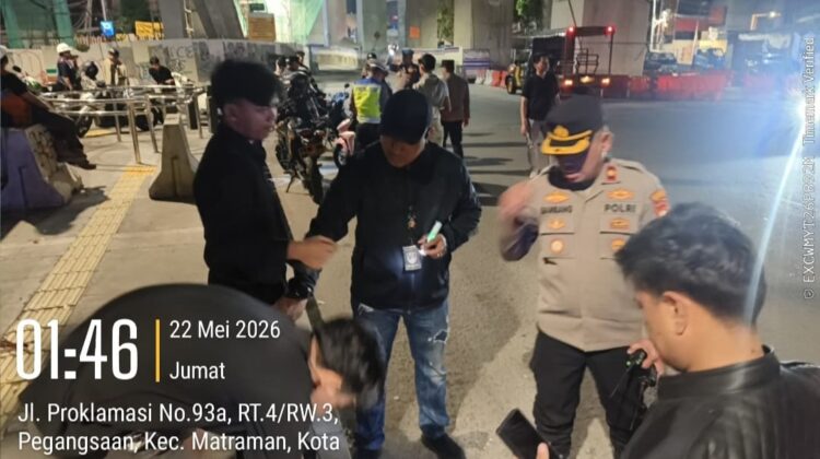 Polsek Metro Menteng Sita Ganja dan Miras Saat Razia Malam di Perbatasan Menteng Senen