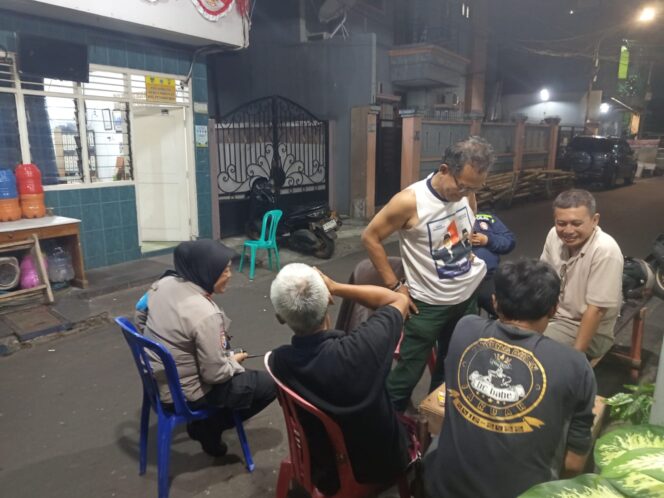 
					Kanit Binmas dan Bhabinkamtibmas Sambangi Pos Kamling RW 02 Petamburan Dini Hari