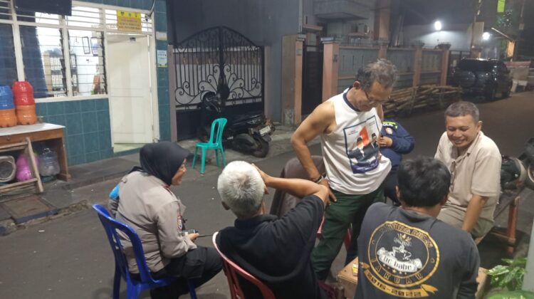 Kanit Binmas dan Bhabinkamtibmas Sambangi Pos Kamling RW 02 Petamburan Dini Hari