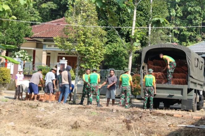 
					Yonif 323 Kostrad Bangun Pesantren Bersama Warga Lakbok