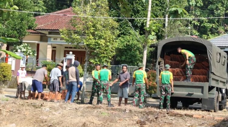 Yonif 323 Kostrad Bangun Pesantren Bersama Warga Lakbok