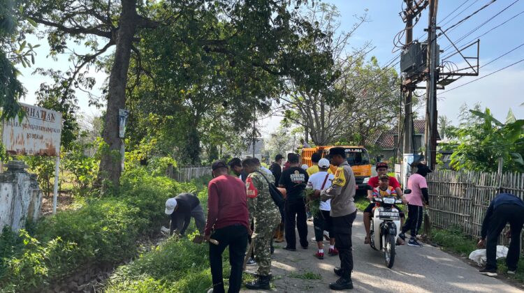 Koramil 10/Sepatan Dukung Gerakan Nasional Indonesia Bersih, Lakukan Aksi Bersih Sampah di Desa Kayu Agung