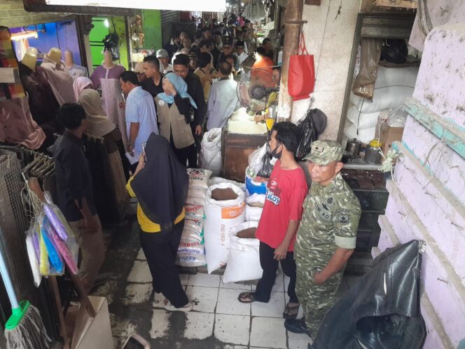 
					Danramil Curug, Dampingi Bupati Sidak Harga di Pasar Curug