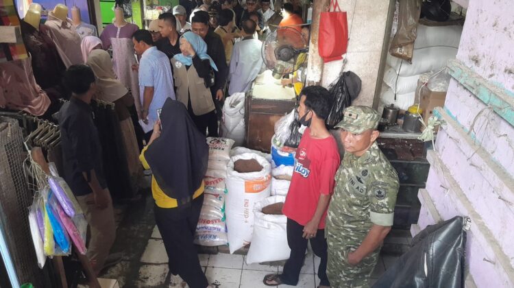 Danramil Curug, Dampingi Bupati Sidak Harga di Pasar Curug