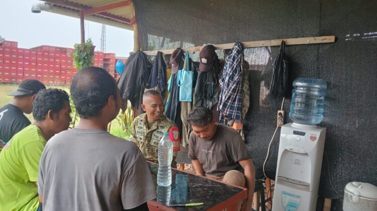 Babinsa Desa Caringin Pererat Silaturahmi Melalui Komunikasi Sosial dengan Warga