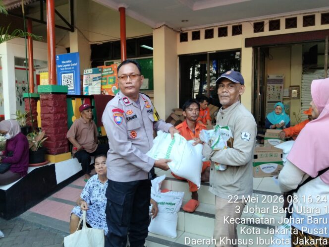 
					Bhabinkamtibmas Johar Baru Monitoring Pembagian Sembako Bulog, Pastikan Berjalan Aman dan Kondusif