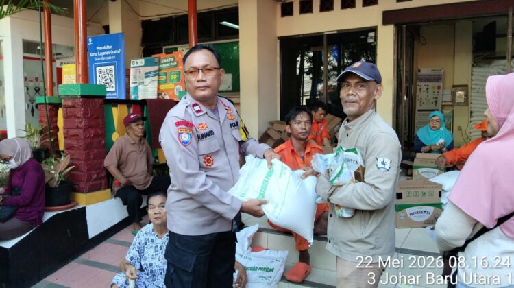 Bhabinkamtibmas Johar Baru Monitoring Pembagian Sembako Bulog, Pastikan Berjalan Aman dan Kondusif