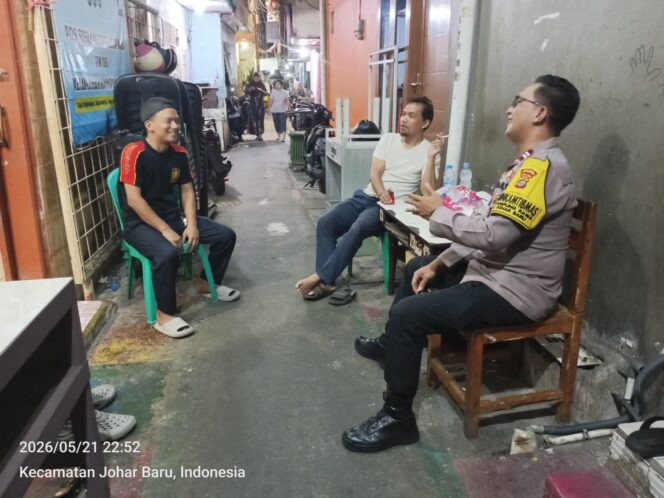 
					Sinergi Malam Hari, Bhabinkamtibmas Kampung Rawa Sambangi Siskamling RW 06 Perkuat Keamanan Lingkungan