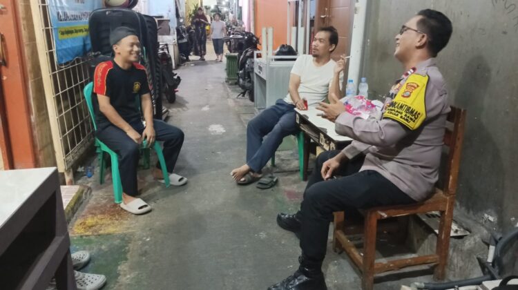 Sinergi Malam Hari, Bhabinkamtibmas Kampung Rawa Sambangi Siskamling RW 06 Perkuat Keamanan Lingkungan