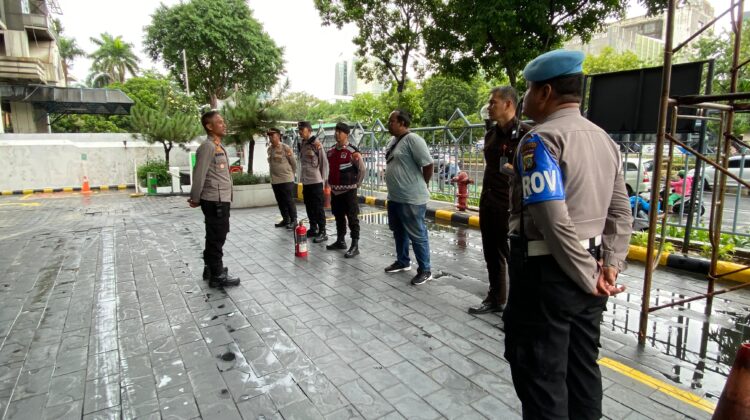 Mahasiswa Gelar Aksi di Kantor PT Medquest Jaya Global, Polisi Lakukan Pengamanan