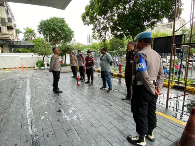 
					Mahasiswa Gelar Aksi di Kantor PT Medquest Jaya Global, Polisi Lakukan Pengamanan