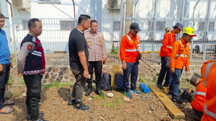 Gerbong KA Serayu dan Lokomotif Anjlok di Area Stasiun Pasar Senen,Polisi Cek TKP