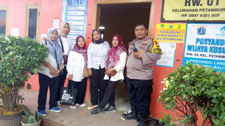 Bhabinkamtibmas Petamburan Jalin Silaturahmi dengan PKK RW 01 dan RW 02