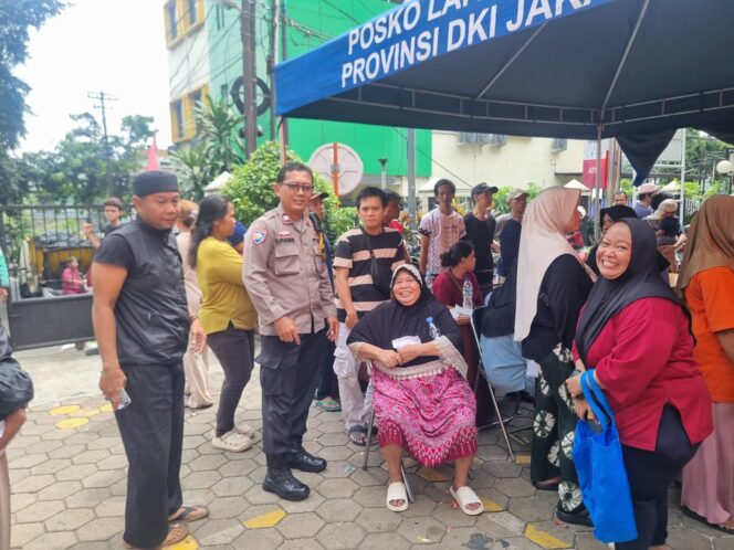 
					Bhabinkamtibmas Karet Tengsin Monitoring Penyaluran Bantuan Pangan kepada Warga Masyarakat
