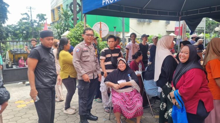 Bhabinkamtibmas Karet Tengsin Monitoring Penyaluran Bantuan Pangan kepada Warga Masyarakat