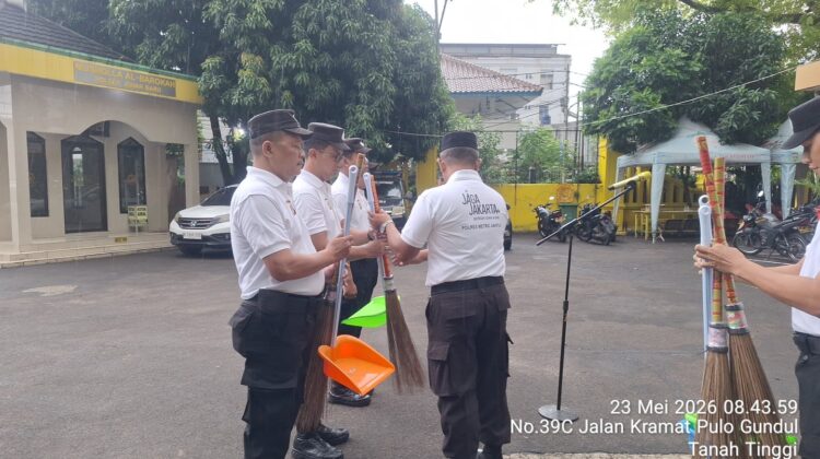 Wujud Nyata Kepedulian Polisi Terhadap Lingkungan, Polsek Johar Baru Canangkan “Jaga Jakarta Bersih dan Asri”