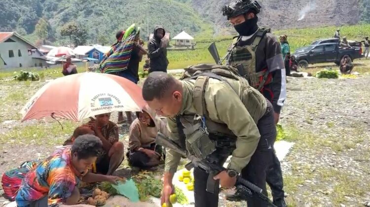 Patroli Humanis Satgas Ops Damai Cartenz Sambangi Pedagang dan Tukang Ojek di Mulia