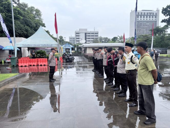 
					Polsek Sawah Besar Monitoring Dan Pengamanan Indonesia Berdzikir dan MTQ Internasional di Masjid Istiqlal