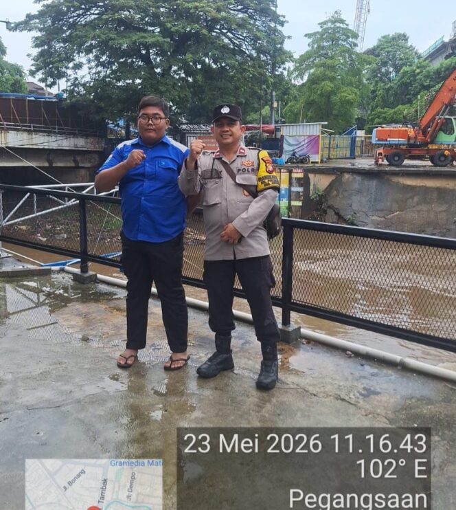 
					Bhabinkamtibmas Pegangsaan Monitoring Pintu Air Manggarai, Kondisi Air Normal dan Terkendali