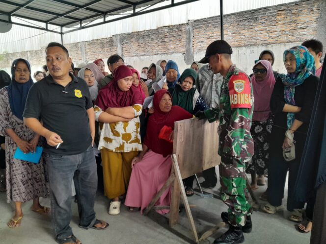
					Babinsa Pantau Bantuan Pangan untuk 1.076 Warga Kosambi