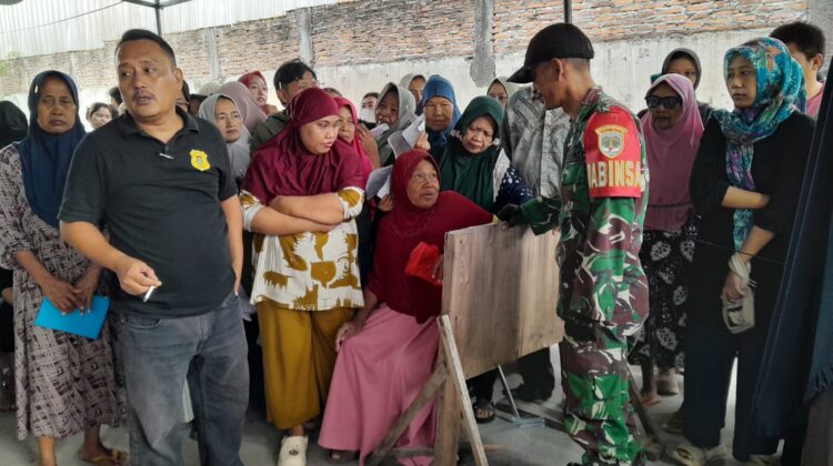 Babinsa Pantau Bantuan Pangan untuk 1.076 Warga Kosambi
