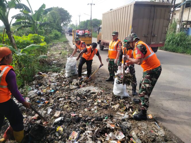 
					Satgas Sampah Kodim 0510/Trs Lakukan Pembersihan Selokan, Cegah Banjir