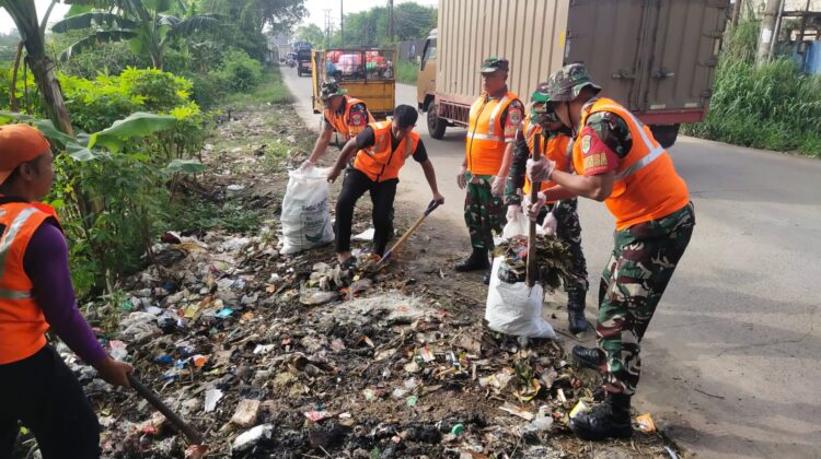 Satgas Sampah Kodim 0510/Trs Lakukan Pembersihan Selokan, Cegah Banjir