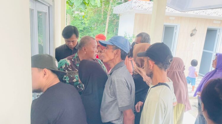 Babinsa Koramil 14/Panongan Monitoring Penyaluran Bantuan Pangan BULOG di Desa Peusar