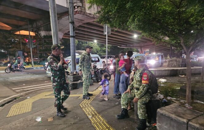 
					Babinsa Koramil 03/Ps.Rebo-Ciracas dan Komduk Gencarkan Patroli Malam, Ciptakan Ciracas Aman dan Kondusif