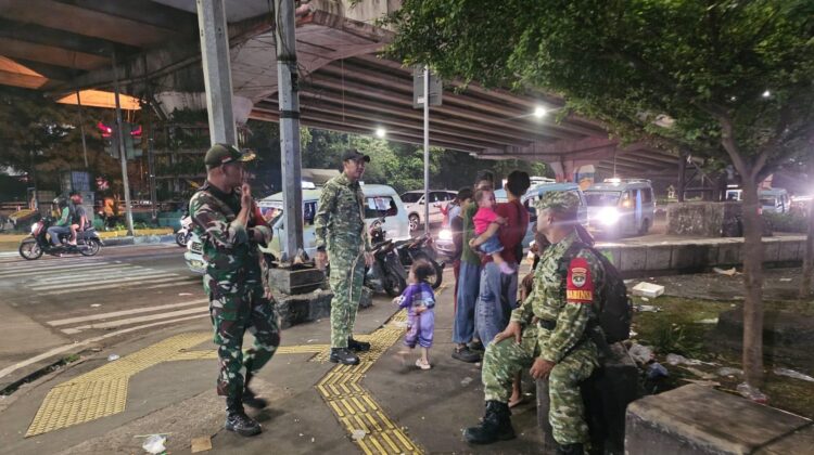 Babinsa Koramil 03/Ps.Rebo-Ciracas dan Komduk Gencarkan Patroli Malam, Ciptakan Ciracas Aman dan Kondusif