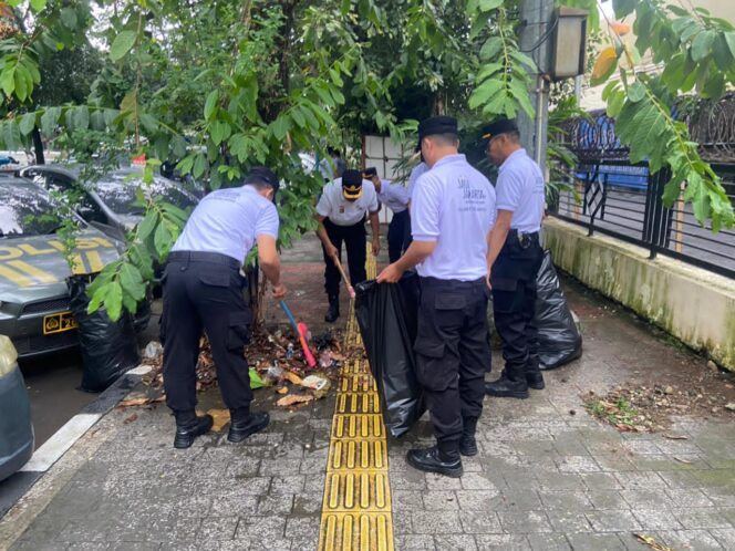 
					Polsek Senen Canangkan Gerakan Jaga Jakarta Bersih dan Asri, Personel Lanjut Kerja Bakti
