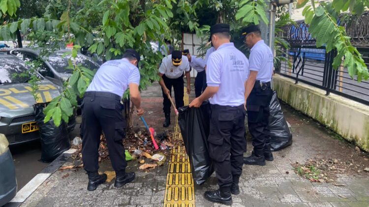 Polsek Senen Canangkan Gerakan Jaga Jakarta Bersih dan Asri, Personel Lanjut Kerja Bakti