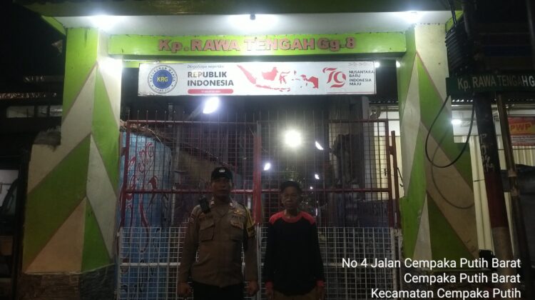 Sambang Pos Kamling Tengah Malam, Bhabinkamtibmas Galur Ajak Warga Perkuat Keamanan Lingkungan