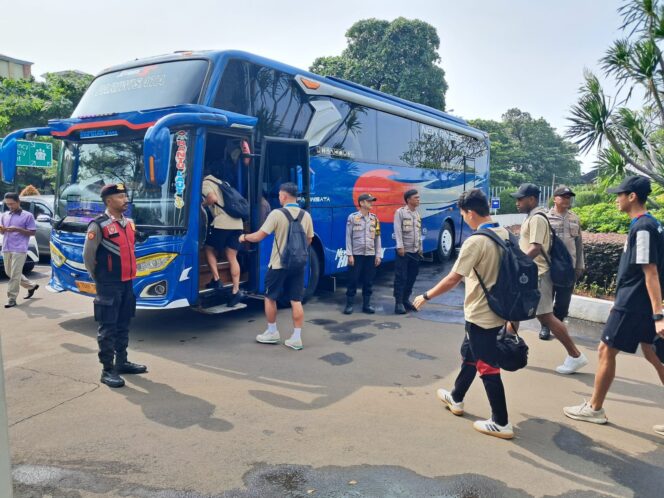 
					Polisi Hadir Berikan Rasa Aman, Akomodasi Tim Semen Padang Berjalan Kondusif