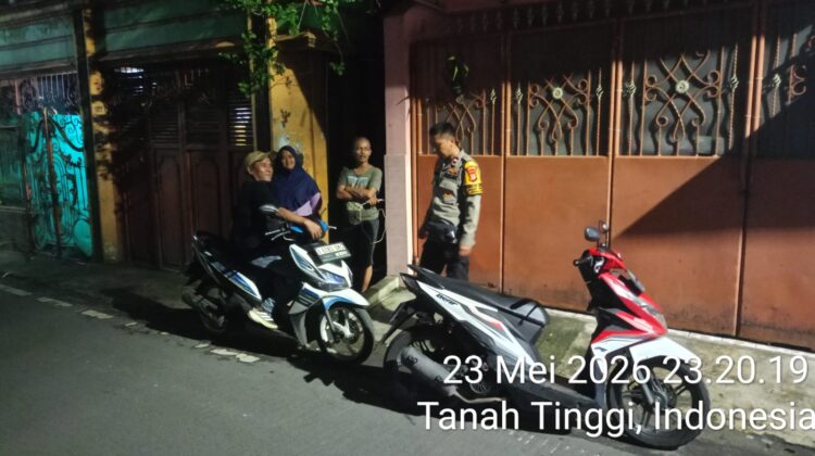 POLISI DAN WARGA KOMPAK JAGA MALAM, SATKAMLING RW 010 TANAH TINGGI SIAGA CEGAH GANGGUAN KAMTIBMAS
