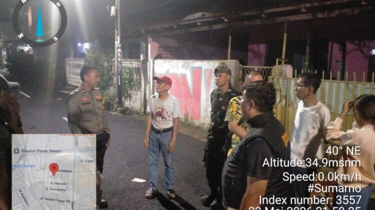 JAGA LINGKUNGAN TETAP AMAN, POLISI DAN WARGA RW 05 TANAH TINGGI PERKUAT SATKAMLING MALAM HARI