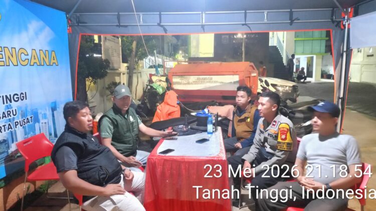 PERKUAT KEAMANAN LINGKUNGAN, POLSEK JOHAR BARU GIATKAN PATROLI SATKAMLING BERSAMA WARGA