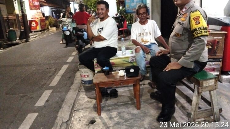 POLISI HADIR DI TENGAH WARGA, SAMBANG MALAM RW 11 JOHAR BARU PERKUAT KAMTIBMAS