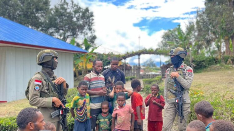 Patroli Humanis Satgas Ops Damai Cartenz-2026 di Sinak Perkuat Kedekatan dengan Masyarakat