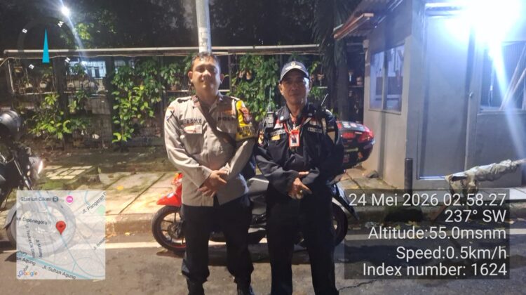 Bhabinkamtibmas Sambangi Satkamling Jalan Surabaya Ujung, Tingkatkan Kewaspadaan Lingkungan Dini Hari